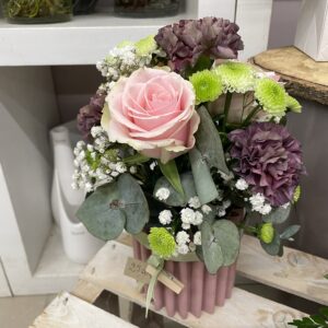 Cestino di fiori freschi di stagione